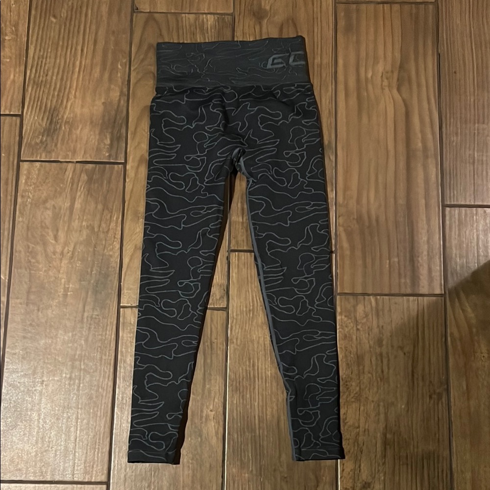 ECHT Black Leggings with Grey design and scrunched butt